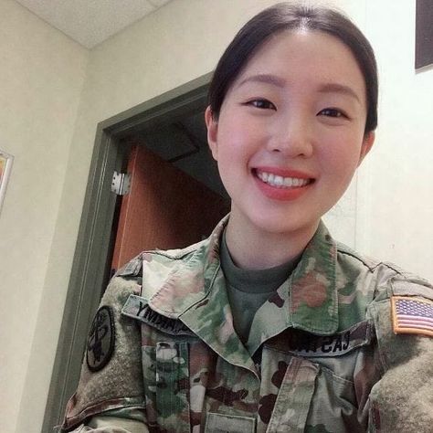 Kim Castro, Female Army Soldier, Army Couple Pictures, Army Usa, Airport Pictures, Angelina Jolie Photos, Delivery Pictures, Hot Army Men, Female Marines