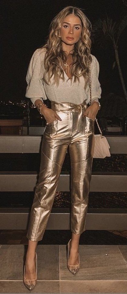 Gold Pants Outfit Parties, Rose Gold Pants Outfit, Crushed Velvet Pants Outfit, Gold Blazer Outfit Women, Gold Trousers Outfit, Gold Jeans Outfit, Golden Top Outfit, Metalic Outfits Ideas, Casual Sequin Outfit