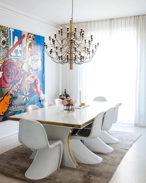 FLOS North America su Instagram: "Bold & bright start to the weekend. ⠀ 💡: 2097, Gino Sarfatti ⠀ 📷: @henriknero" Gino Sarfatti Lamp, Gino Sarfatti Chandelier, Flos Chandelier, Mid Century Lights, Chandelier Dining Room, Gino Sarfatti, Panton Chair, Dining Room Chandelier, Start Now