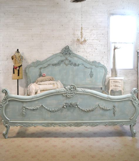 31+ Budget-friendly Shabby Chic Furniture Ideas and Designs For 2021 Camera Shabby Chic, Commode Shabby Chic, Muebles Shabby Chic, Vintage Painted Furniture, Romantic Bed, Cottage Shabby Chic, French Bed, Shabby Chic Room, Bed Queen