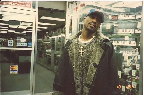 Here’s a new photo of 2PAC in a record shop back in 1994 that I found! Pac’s clothing style was so different and magnificent during the 93… Tupac Photos, Tupac Makaveli, Tupac Art, Tupac Wallpaper, Tupac Quotes, Tupac Pictures, Tupac Shakur, Rap Artists, Hip Hop Rap