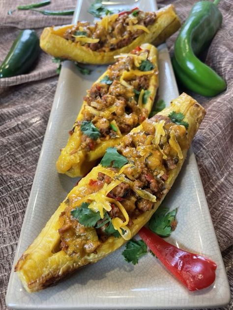 Canoas de Plátano Maduro (stuffed sweet plantain canoes) Stuffed Plantains, Roasted Plantains, Sweet Plantains, African Vibes, Plantain Recipes, Vegetarian Meal Plan, Meat Seasoning, Caribbean Food, Event Menu