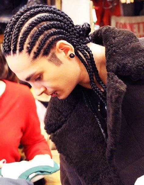 King Tom, Painted Shoes Diy, Tokyo Hotel, Georg Listing, Tokyo Hotels, Bill Kaulitz, Tom Kaulitz, Attractive Guys, Black Braids