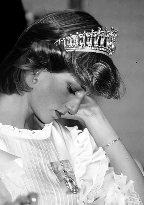 Lady Diana Black And White, Lady Diana Wallpaper, Lady Diana Aesthetic, Princess Diana Black And White, Biblia Aesthetic, Queen Diana, Princess Diana Fashion, Princess Diana Pictures, Black Brush