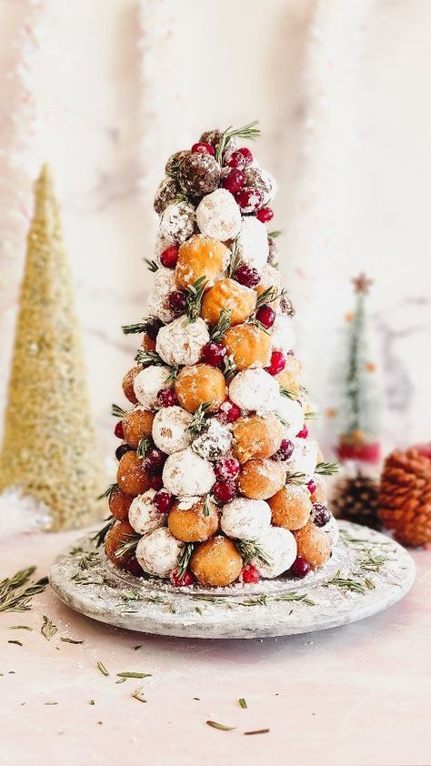 Donut Hole Christmas Wreath, Donut Christmas Tree Decoration, Donut Hole Wreath, Dessert Tree Ideas, Doughnut Hole Christmas Tree, Christmas Tree Donut Tower, Donut Croquembouche, Styrofoam Christmas Tree Ideas Food, Christmas Baby Shower Desserts