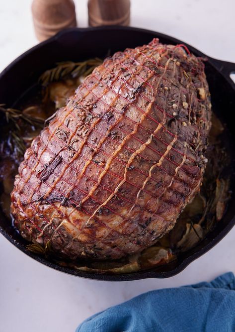 Boneless Leg Of Lamb Recipes Dutch Oven, Cast Iron Lamb Chops, Boneless Lamb Loin Roast Recipes, Boneless Lamb Leg Recipe, Lamb In Oven, Roasted Boneless Leg Of Lamb, Leg Of Lamb Recipe, Lamb Roast Recipe, Oven Bag