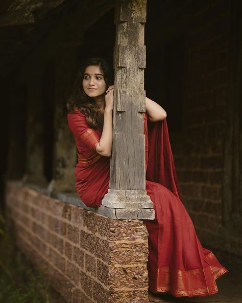 Standing Saree Poses, Photoshoot In Temple, Temple Poses, Temple Shoot, Saree Aesthetics, Traditional Shoot, Vintage Indian Fashion, Saree Shoot, Saree Pose