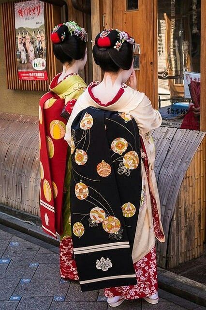 Traditional Japanese Clothing, Moda Kimono, Japanese Traditional Clothes, Japanese Theme, Kimono Japan, Japanese Clothing, Geisha Art, Japan Trip, Japanese Geisha