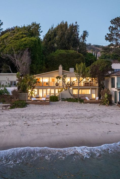 Hollywood Producer Seeks $20M for a Stylish and Breezy Circa-1947 Beach House in Malibu - DailyDEEDS Malibu Beach House Exterior, Beach Home Aesthetic, Santa Monica Beach House, Luxurious Beach House, Beach House Pool, House In Malibu, House Types, Cactus House, Malibu Homes