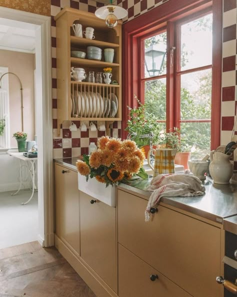 Matilda Goad, Paris Kitchen, Cool Dorm Rooms, London Kitchen, Interiors Dream, Cottage Interiors, Kitchen Inspiration Design, Cottage Kitchen, Eclectic Home