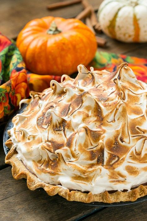 Dessert 2 Pumpkin Pie Meringue, Pumpkin Pie With Meringue Topping, Pumpkin Meringue Pie, Pie Meringue Recipe, Merangue Pie, Pumpkin Meringue, Brown Sugar Meringue, Thanksgiving Desserts Pie, Pie Ideas