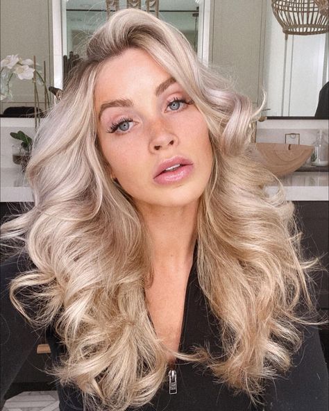 Cara Loren Van Brocklin on Instagram: “I filmed a quick tutorial yesterday on my stories of how I get these curls. It’s totally the bigger the better vibe right 😜💁🏼‍♀️” Cara Loren Van Brocklin, Cara Loren Fitness, Cara Loren Blonde Hair, Cara Loren Brown Hair, Cara Loren Hair, Cara Loren Style, Cara Loren Pregnant, Cara Loren, Girly Stuff