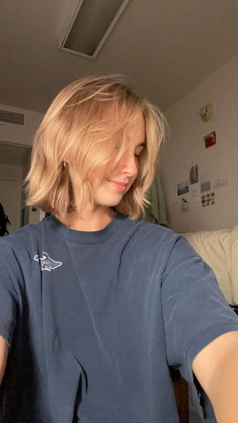 blonde girl with new hair cut that is short with curtain bangs. Girl is wearing vintage blue t-shirt. Hair Dye Color Ideas, Hair Inspiration Short, Trendy Hairstyle, Look Short, Short Straight Hair, Hair Stylies, Haircuts Straight Hair, Short Blonde, Girl Short Hair