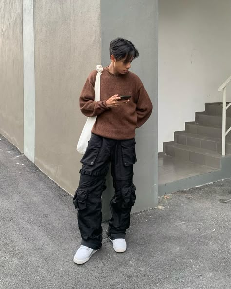 Urban Street Style Male, Men Astethic Outfit, Cargo Streetwear Outfit Men, Winter Techwear Cargo Jeans For Streetwear, Cargo Guy Outfits, Dark Street Wear Aesthetic Men, Casual Male Outfits, Outfit Idea For Men, Baggy Men’s Streetwear