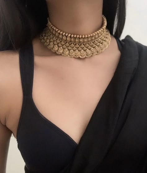 Black Blouse Necklace, Saree With Choker Necklace, Desi Choker, Desi Necklace, Gold Choker Necklace Indian, Traditional Choker Necklace, Gold Jewelry Design, Statement Jewelry Outfit, Vintage Indian Jewelry