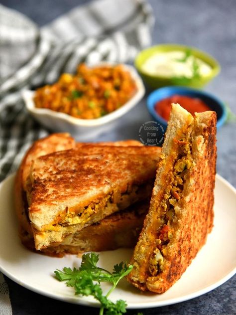 Scrambled Egg Sandwich, Sandwich Indian, Scrambled Egg Muffins, Easy Scrambled Eggs, Cucumber Tea, Sandwich Recipes Indian, Egg Bhurji, Sandwich Easy, Egg Sandwich Recipe