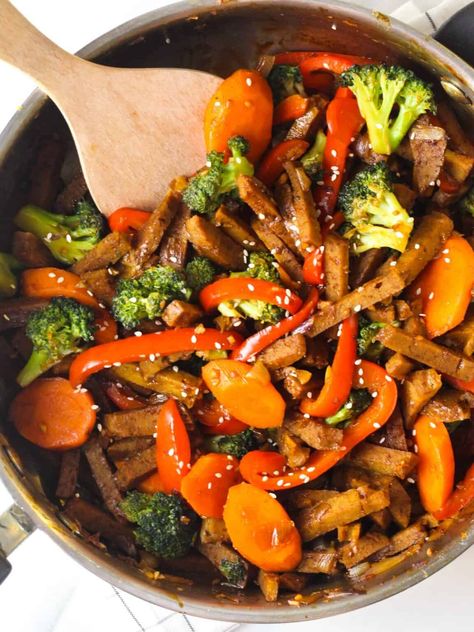 This quick and easy seitan stir-fry makes a really great filling yet healthy vegan dinner! This flavorful dish is ready n 30 minutes. Wheat Gluten Recipes, Vital Wheat Gluten Recipes, Gluten Recipes, Vegan Seitan, Vegan Chinese, Seitan Recipes, Healthy Stir Fry, Chinese Stir Fry, Healthy Vegan Dinner