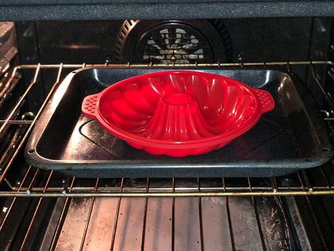 How to Use Silicone Bakeware: 14 Baking Tips and Tricks – Baking Nook: Dessert Recipes And Baking Tips! Silicone Molds Recipes, Silicone Cake Molds, Different Desserts, Instapot Meals, Everything But The Bagel, Silicone Baking Pans, Silicone Muffin Pan, Helpful Hacks, Baking Stuff