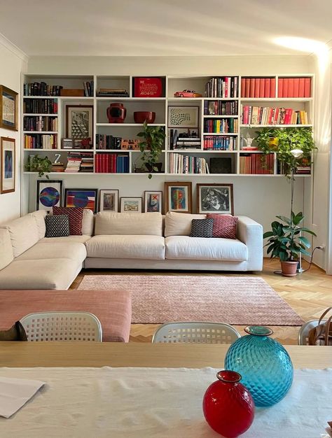 Living Room Library Wall, Wall Mounted Bookshelves, Bookshelves In Living Room, Latest Interior Design, Room Library, Home Library Design, Dining Living Room, Decor Trends, Gen Z