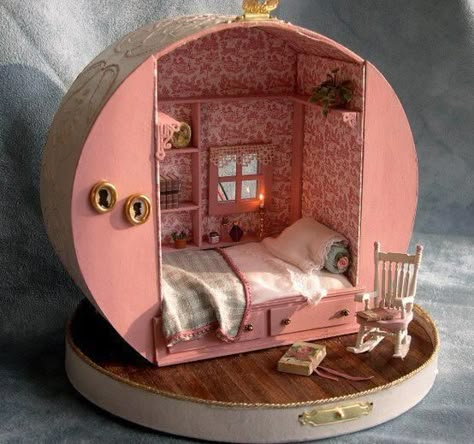 Doll House Ideas, Miniature Rooms, Dollhouse Ideas, Hat Boxes, Calico Critters, Dolls Houses, Miniature Houses, Hat Box, Tiny Things