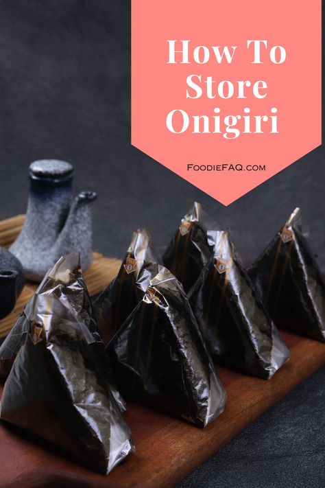 Onigiri has a shelf life of a few hours at room temperature due to its rice and filling components. Here you will learn how to store onigiri. Onigiri To Go, Onigiri Meal Prep, How To Wrap Onigiri, Vegetarian Onigiri Filling, Onigirazu Filling, Onigiri Filling Ideas, Onigiri Filling, Popular Japanese Snacks, Onigiri Recipe