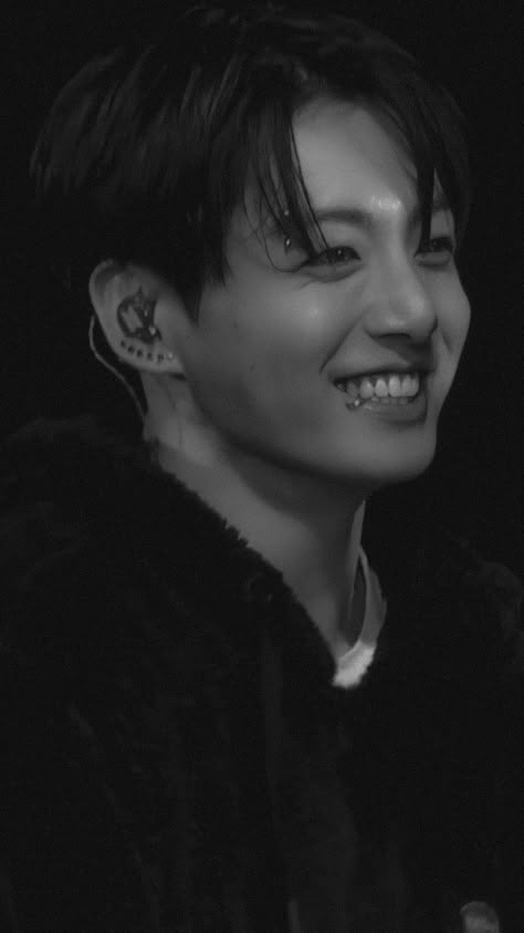 Black And White Seductive, Jungkook Smile, Bts Black And White, Jungkook Oppa, Jeon Jungkook Photoshoot, Jungkook Aesthetic, First Love Bts, Bts Aesthetic Pictures, Hd Picture