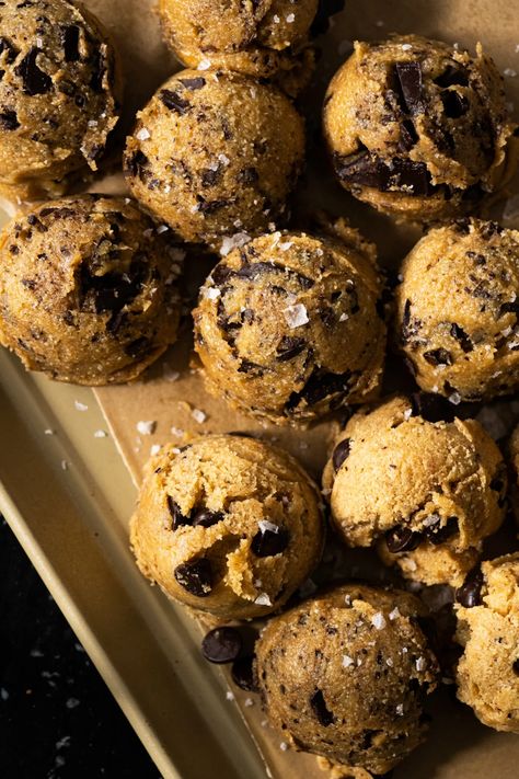 (Brown Butter!) Keto Cookie Dough - gnom-gnom Keto Cookie Dough, Butter Bites, Brown Butter Cookies, Keto Chocolate Chip Cookies, Chocolate Bites, Keto Chocolate Chips, Low Carb Cookies, Browned Butter, Low Carb Baking