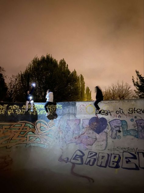 Skate Park At Night Aesthetic, Skatepark At Night, Skate Park Night, Skate Park Aesthetic, Skate Pics, Night Pics, Trans Boys, Pinterest Life, Dream Date