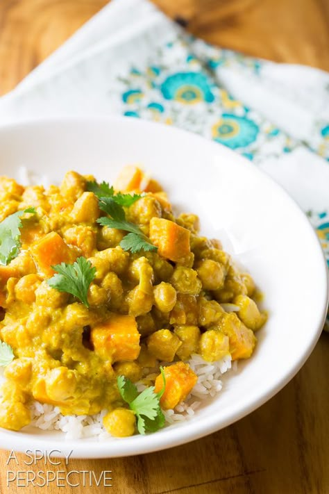 The Best Chickpea Curry in the Slow Cooker #slowcooker #crockpot Slow Cooker Chickpea Curry, Trini Recipes, Crock Pot Curry, Indian Chickpea Curry, Chickpeas Curry, Chickpea Curry Recipe, A Spicy Perspective, Slow Cooker Vegetarian, Chick Pea