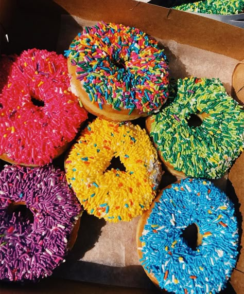 Sprinkled Donuts 🌈😋🍩 #teenthings Pastel Cupcakes, Food Ice Cream, Aesthetic Foods, Junk Food Snacks, Im Hungry, Food Aesthetics, Food Goals, Donut Recipes, Sunflower Fields