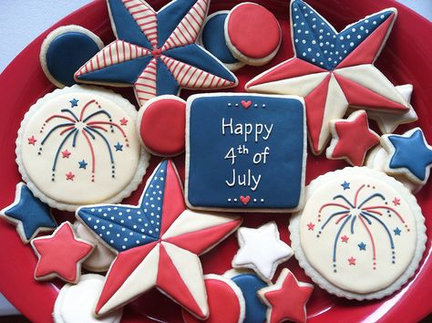 Fourth of July cookies inspired by lonestarsandstripes and semisweet! | Flickr - Photo Sharing! Fourth Of July Cookies, Patriotic Sugar Cookies, Summer Sugar Cookies, Patriotic Cookies, Royal Iced Cookies, Sugar Cookie Royal Icing, 4th Of July Desserts, Summer Cookies, Sugar Cookie Designs