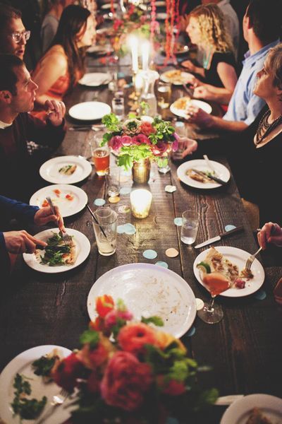 AWESOME table setting! Love the old wood table too. A beaut, all around. Friends Time, Outdoor Dinner, Snacks Für Party, Dinner With Friends, Throw A Party, Design Sponge, Outdoor Parties, Holiday Inspiration, Party Inspiration