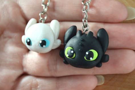 Diy Clay Crafts Couple, Toothless Clay Art, Toothless Polymer Clay, White Clay Art, Polymer Clay Ideas Cute, Dragon Clay Art, Couple Clay Ideas, Toothless Keychain, Light Clay Ideas