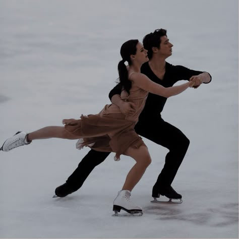 Figure Skating Aesthetic, Skater Couple, Pairs Figure Skating, Virtue Moir, Virtue And Moir, Tessa Virtue Scott Moir, Figure Ice Skates, Tessa And Scott, Tessa Virtue