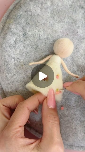 Needle Felting Rabbit Tutorial Bunnies, Needle Felt People, Simple Needle Felting Ideas, Felted Wool Crafts Ideas, Needle Felted Angel, Felted Wool Projects, Felt Videos, Needle Felting Ideas, Felt Doll Tutorial