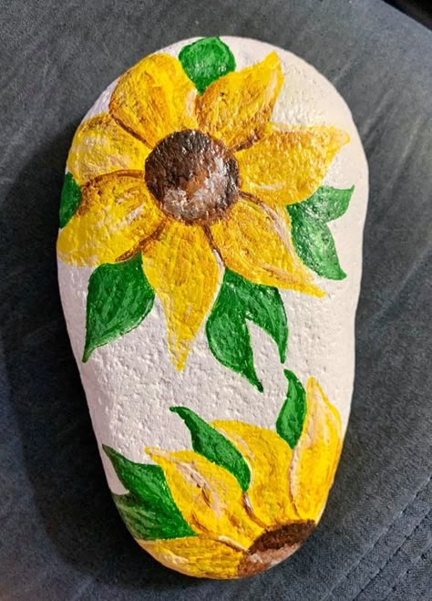 Sunflower Rock Painting, Rock Painting Flowers, Garden Rock Art, Rock Painting Tutorial, Diy Rock Art, Painted Rock Animals, Flower Drawing Tutorials, Stone Art Painting, Painted Rocks Kids