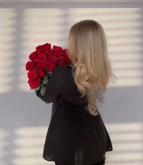 Photo With Rose Ideas, Photos With Roses Ideas, Aesthetic Photos With Flowers, Photo With Flowers Instagram, Photo With Roses Instagram, Photos With Roses, Long Hair Tumblr, Girl With Roses, Blonde Aesthetic