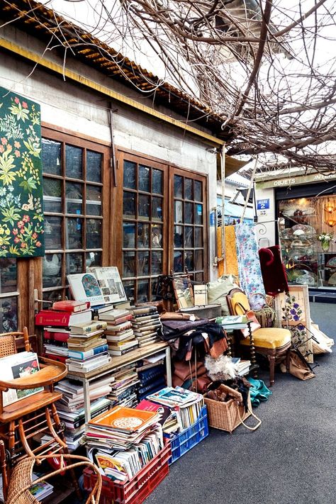 Paris Flea Markets, I Love Paris, Living In Paris, Book Store, Montmartre, Paris Travel, Tour Eiffel, France Travel, Flea Market