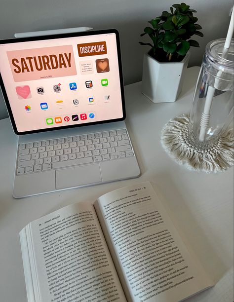 Ipad Air Setup Aesthetic, Ipad On Desk, Desk Ipad Aesthetic, Ipad Photos Aesthetic, I Pad Study Aesthetic, Ipad Desk Setup Aesthetic, College Ipad Setup, Aesthetic Desk Wallpaper, Aesthetic Ipad Study