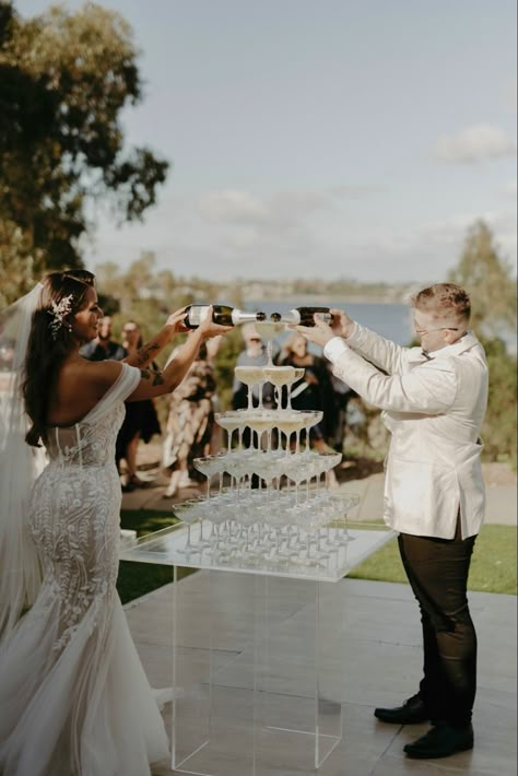 Champagne tower pour #champagne #wedding #weddingideas #outdoorwedding #timeless #romantic