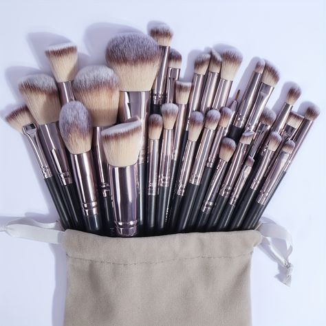 Makeup Brush Uses, Bronzer Brush, Makeup Brush Set Professional, Makeup Beginners, Highlighter Brush, Professional Makeup Brushes, Makeup Game, Eye Concealer, Eyebrow Brush