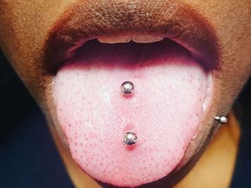 Surface Tongue Piercing, Vertical Tongue Piercing, Eye Piercing, Frog Eye, Baddie Aesthetic, Tongue Piercing, Piercing Jewelry, Cute Jewelry, Piercings