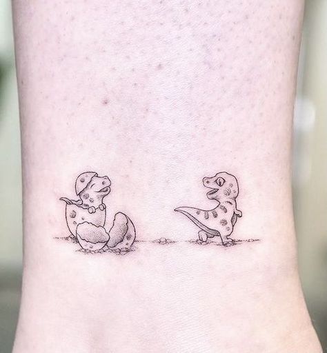 If you are a dino lover or an artist searching for new ideas and inspiration, prepare to dive into the Mesozoic era and see real aesthetic dinosaur tattoos. Mom And Daughter Dinosaur Tattoo, Family Dinosaur Tattoo, Baby Dinosaur Tattoo, Dinosaur Tattoo For Son, Mini Dino Tattoo, Dinosaur Tattoo Ideas, Aesthetic Dinosaur, T Rex Tattoo, Teacher Tattoos