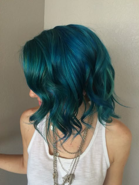 Short Blue Green Hair, Green Blue Hair Dye, Blue Green Hair Color Ideas, Seasick Green Hair, Blue And Green Hair Short, Blue Medium Hair, Blue Green Hair Color, Short Teal Hair, Hair Dye Blue