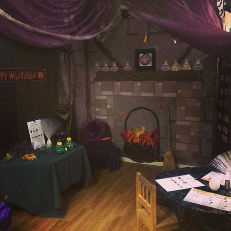 Gorgeous Halloween themed role play area! Love the fireplace and the purple curtains. Halloween Roleplay Ideas, Halloween Role Play Eyfs, Halloween Role Play Area, Wizard Workshop, Halloween Dramatic Play, Potions Lab, Dramatic Play Diy, Haunted House For Kids, Magical Classroom