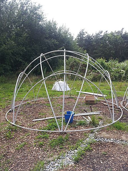 SimplyDifferently.org: Low Cost Dome (PVC) * Geodesic Dome Greenhouse, Dome Greenhouse, Dome Building, Geodesic Dome Homes, Pvc Projects, Bubble Tent, Dome House, Geodesic Dome, Pool Cover