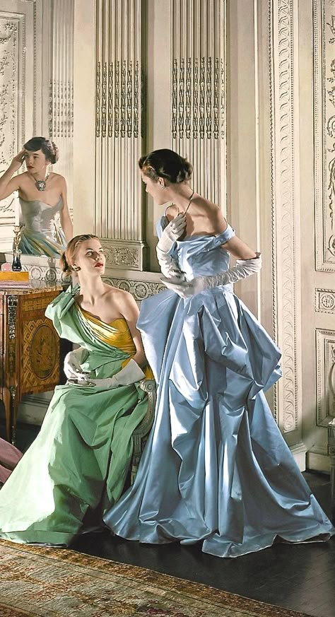 Bellos vestidos de tafetán en azul y verde con amarillo. Fashion 50s Style, Long Dress Off Shoulder, Vintage Fashion 50s, Fashion 50s, Charles James, Model Magazine, 50s Style, Style Formal, فستان سهرة