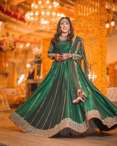 Bridal Mehndi Lehenga, Mehndi Lehnga Designs Pakistani, Dholki Dress, Mehndi Dress Design, Simple Mehndi Dresses, Shaadi Dresses, Lehenga Ideas, Mayon Dresses, Casual Bridal Dress