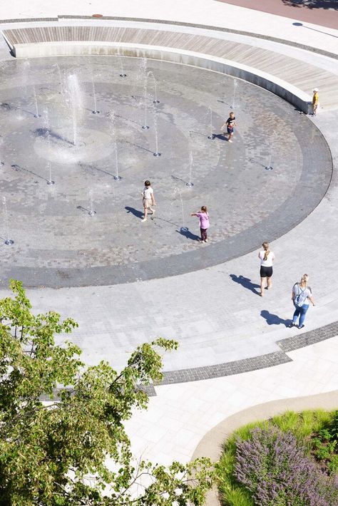 Public Water Feature, Landscape Fountain Ideas, Park Art Installation, Square Landscape Design, Public Space Architecture, Outdoor Art Installation, Urban Plaza, Waterscape Design, Fountain Plaza