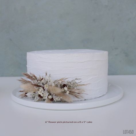 Boho White Cake, 1 Tier Wedding Cake With Flowers, Small Wedding Cakes One Tier, Cake With Pampas Flowers, Rustic Wedding Cake With Pampas, Wedding Cake Dried Flowers, White Wedding Cake Dried Flowers, Single Tier Wedding Cake Dried Flowers, Flowers For Cake Decorating